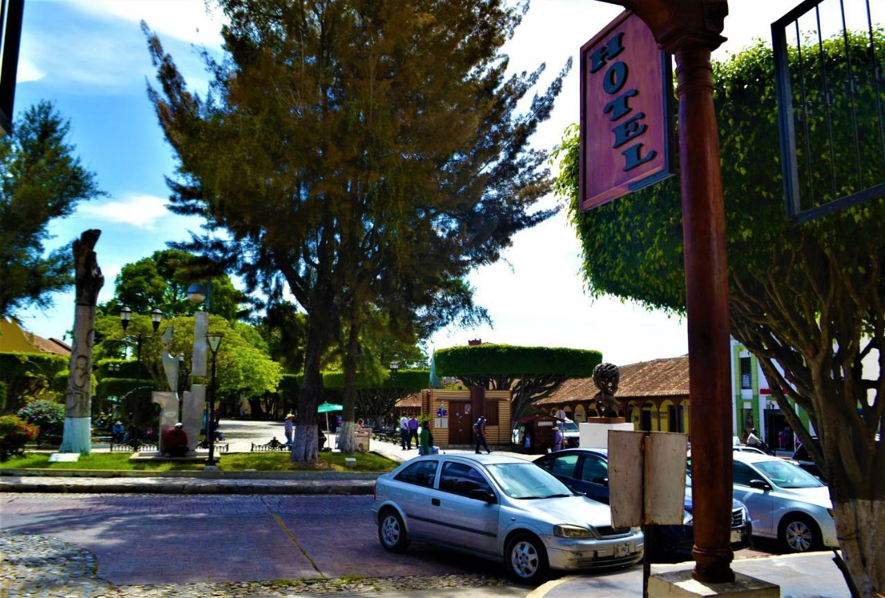 Hotel Delfin Comitan エクステリア 写真